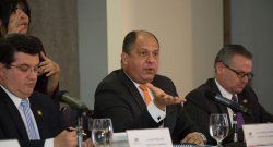 Presidente de Costa Rica condena presión a la prensa