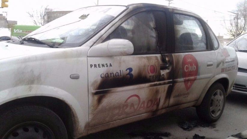 Arrojan bomba molotov contra un móvil de un diario argentino