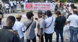 Periodistas vestidos de blanco marchan para denunciar asesinatos en Haití
