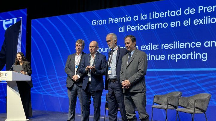 Emotivo acto de premiación al periodismo en el exilio durante la asamblea anual de la SIP