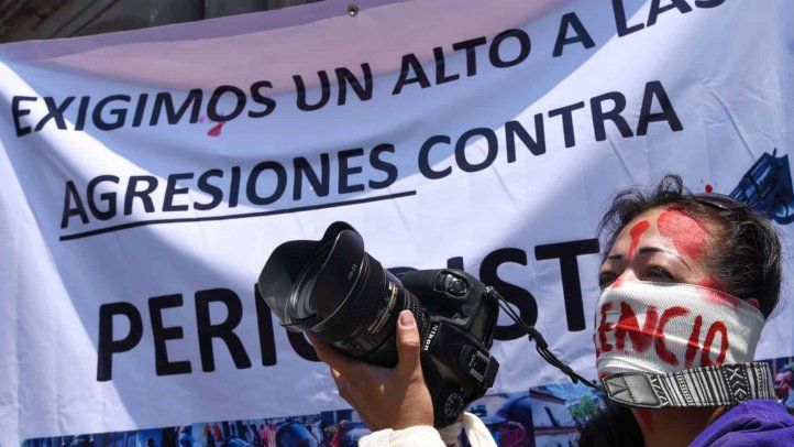 Periodistas de América Latina enfrentan violencia letal, amenazas en línea y autoritarismo 