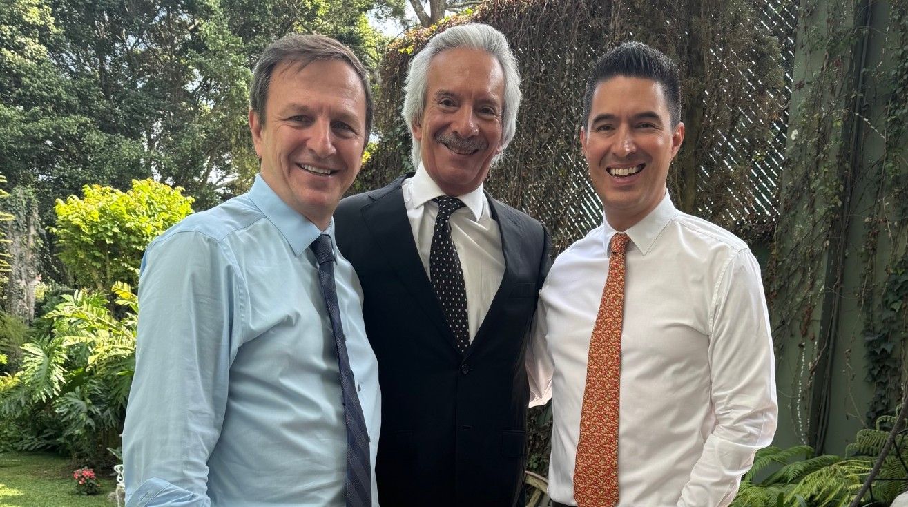 In October 2024, during a break from prison, with José Rubén Zamora, center, alongside his son José Carlos Zamora.