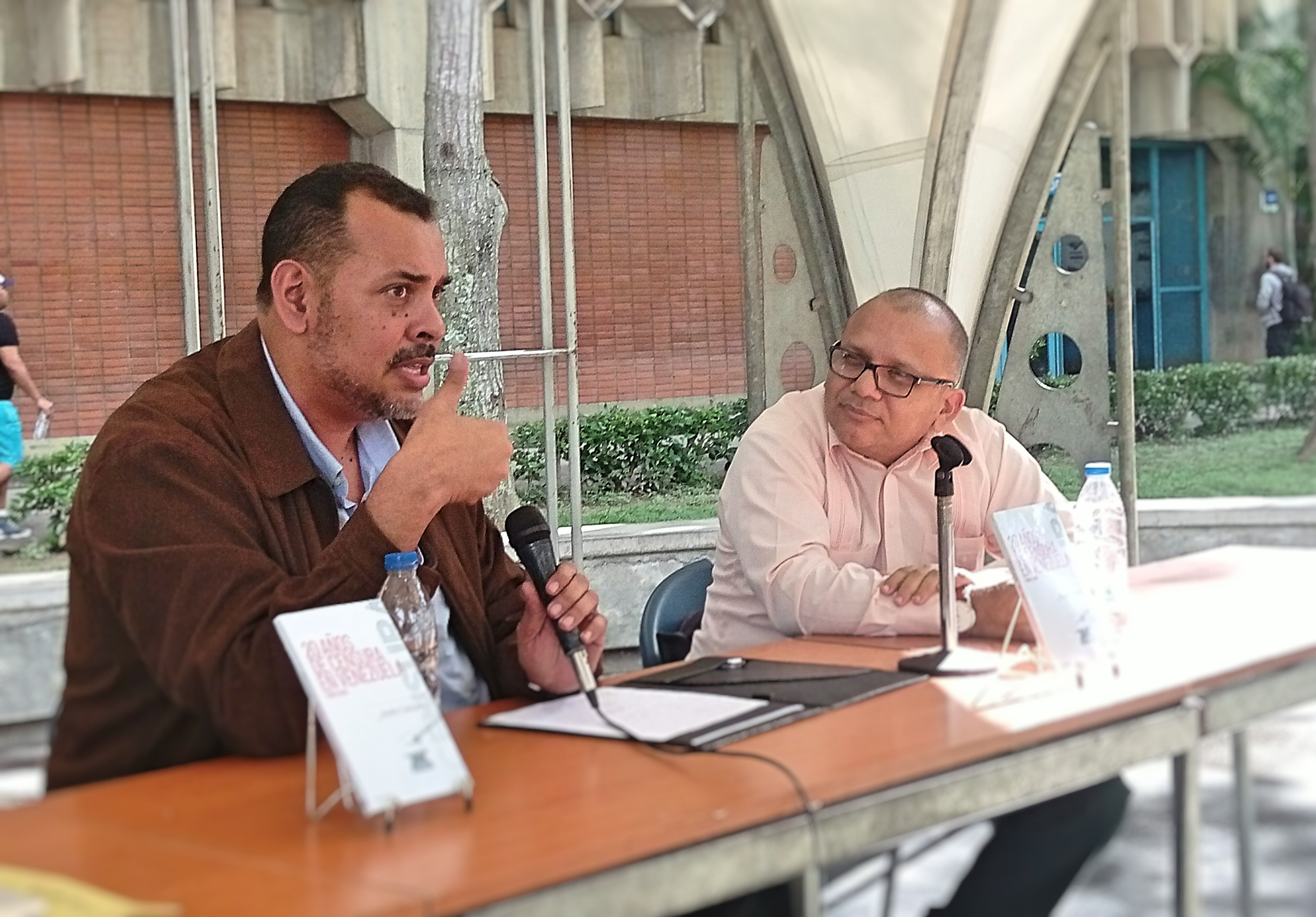 Andrés Cañizalez durante la presentación, junto al historiador Tomás Straka.