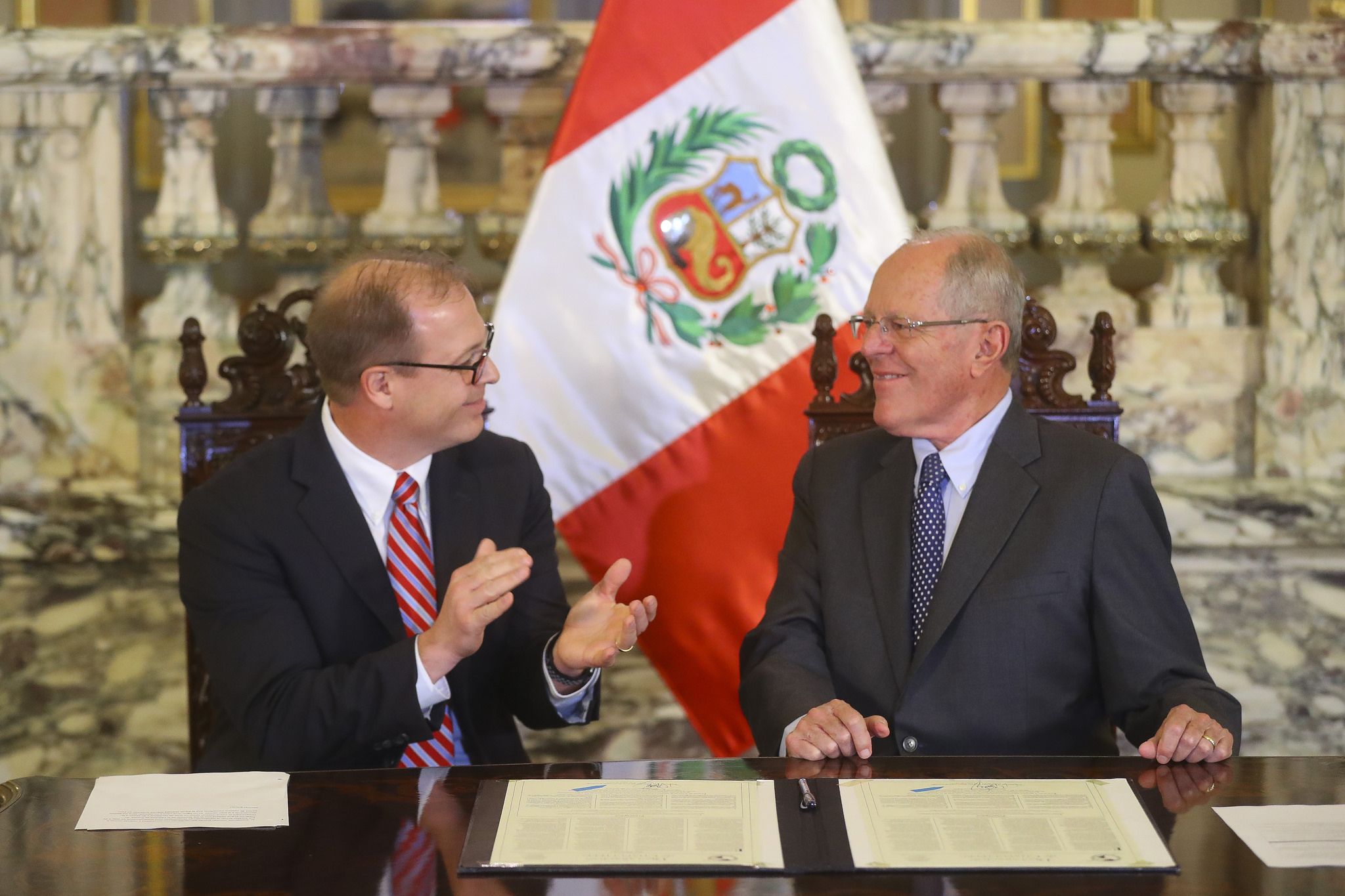 El presidente de la SIP Matt Sanders y el presidente de Perú&nbsp;Pedro Pablo Kuczynski.
