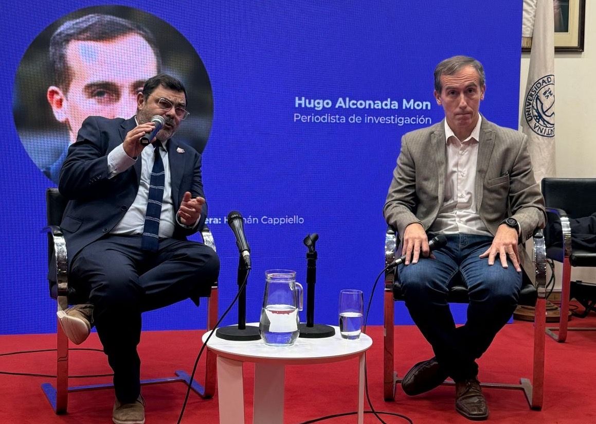 O Diretor do Departamento de Ciências da Comunicação e Jornalismo da UCA, Hernán Cappiello, juntamente com o jornalista do jornal La Nación, Hugo Alconada Mon, durante o segundo dia do congresso anual do CLAEP na quarta-feira, 28 de maio.