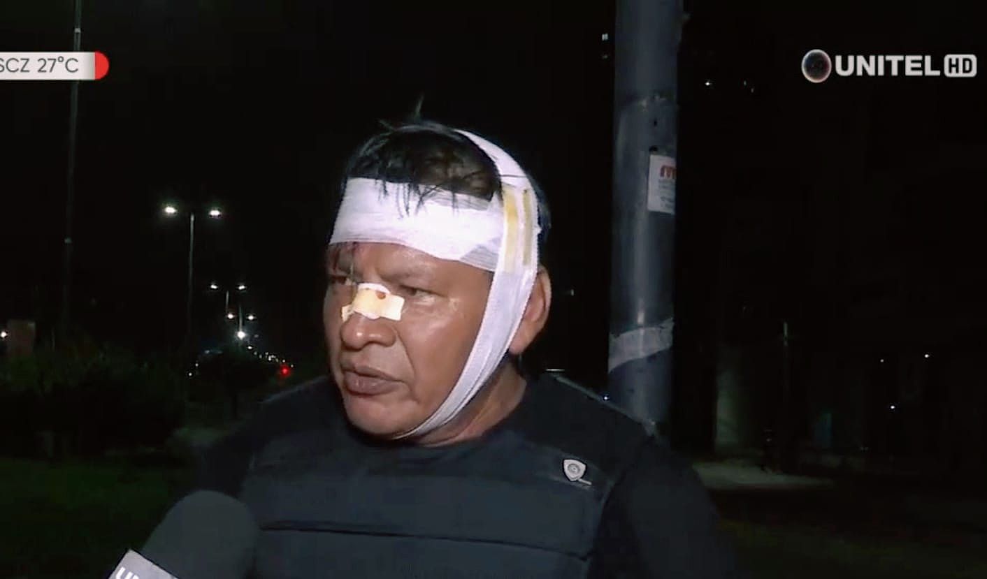 Miguel Ángel Rivero, del canal Unitel, fue golpeado por la policía. Crédito: Captura de pantalla de Unitel
