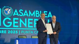 O presidente Luis Abinader, junto com o presidente da SIP, José Roberto Dutriz, seguram a Declaração de Salta II, que acaba de ser assinada pelo mandatário dominicano. O presidente Luis Abinader, junto com o presidente da SIP, José Roberto Dutriz, seguram a Declaração de Salta II, que acaba de ser assinada pelo mandatário dominicano.