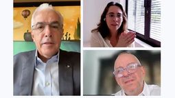 El presidente de la SIP, José Roberto Dutriz, a la izquierda y Catalina Botero y Martin Etchevers durante su presentación al inicio de la Reunión de Medio Año 2025.