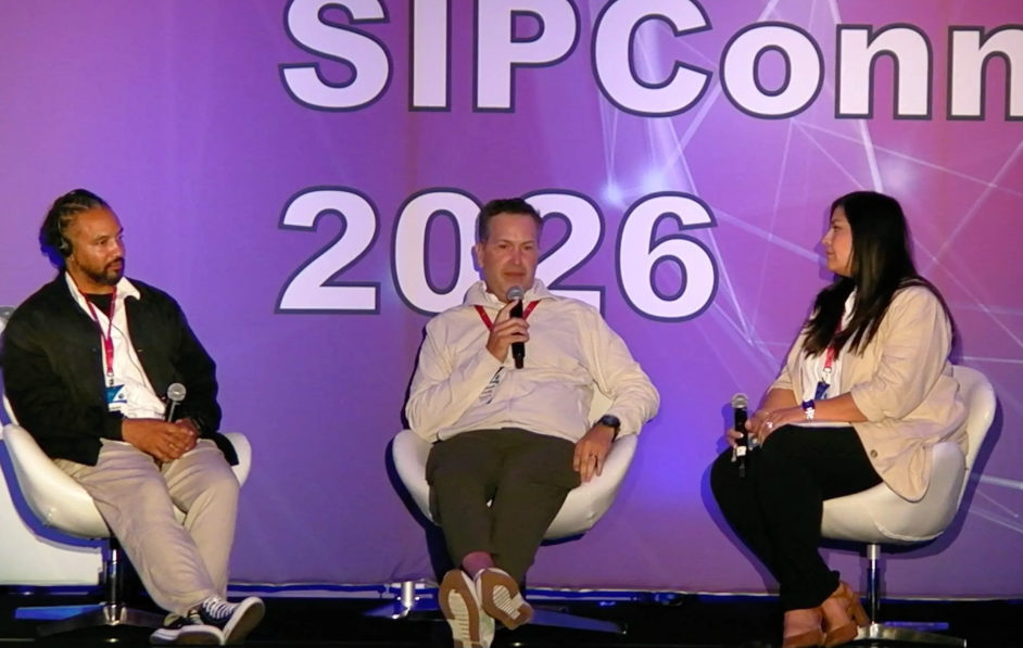 Da esquerda para a direita: Delano Massey, editor executivo da Axios Local, Estados Unidos; Armando Castilla, diretor da Vanguardia, México; e Mariana Belloso, gestora de projetos da Sociedade Interamericana de Imprensa (SIP).