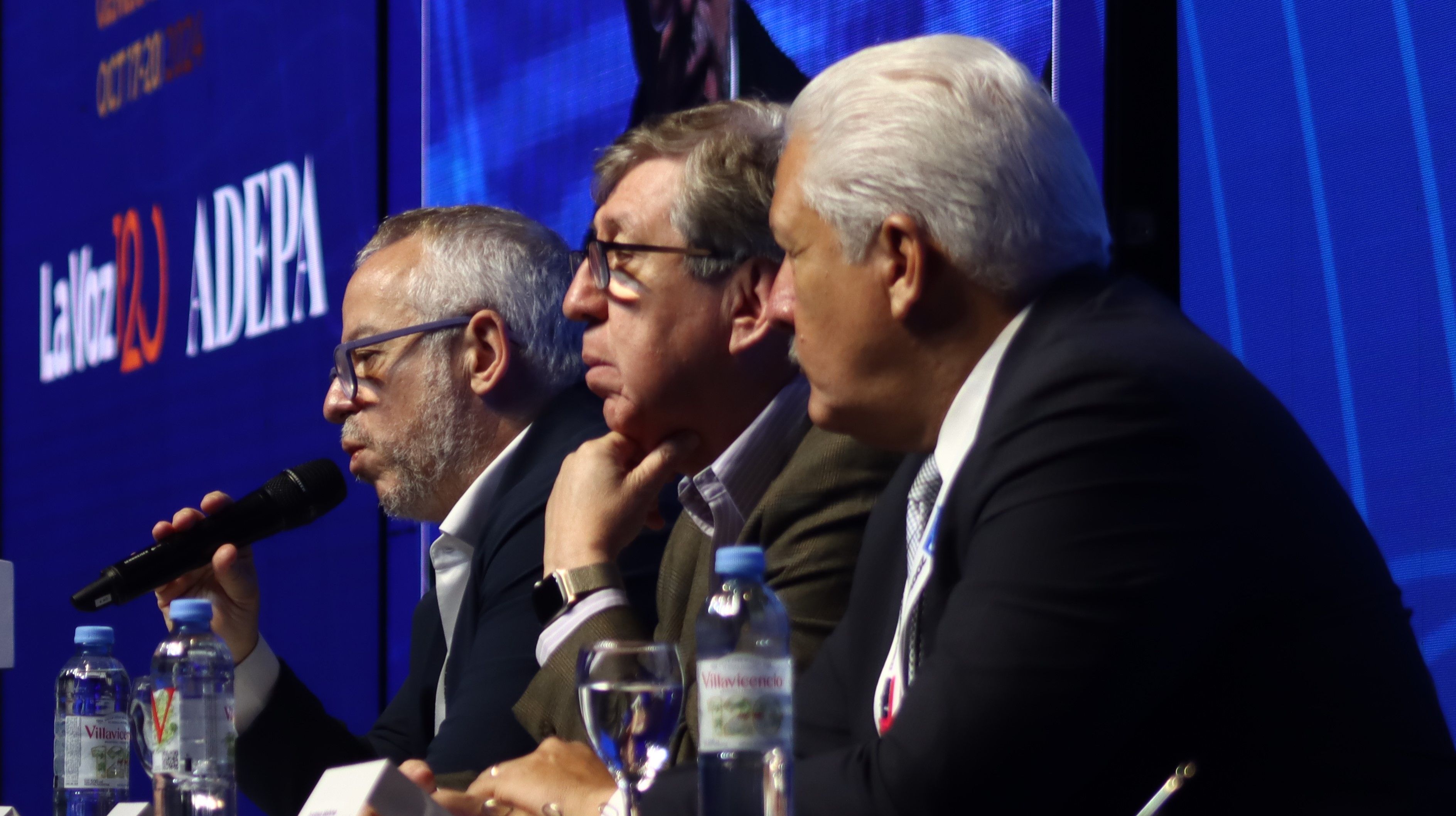 De izquierda a derecha: Martín Etchevers, Roberto Rock y Gustavo Mohme, durante la aprobación de la Declaración de Salta II.