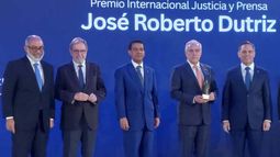 El expresidente de la SIP, José Roberto Dutriz Fogelbach, cuarto de derecha a izquierda, sostiene el premio recibido de manos del presidente del Supremo Consejo de Justicia de República Dominicana, Henry Molina, a su derecha. En la foto aparecen, de izq. a der., Persio Maldonado, presidente de la Sociedad Dominicana de Diarios; Juan Luis Cebrián, fundador y exdirector del diario El País de España, quien presidió el jurado del premio; el magistrado del SCJ, Francisco Ortega Polanco; el señor Dutriz y el magistrado Molina. El expresidente de la SIP, José Roberto Dutriz Fogelbach, cuarto de derecha a izquierda, sostiene el premio recibido de manos del presidente del Supremo Consejo de Justicia de República Dominicana, Henry Molina, a su derecha. En la foto aparecen, de izq. a der., Persio Maldonado, presidente de la Sociedad Dominicana de Diarios; Juan Luis Cebrián, fundador y exdirector del diario El País de España, quien presidió el jurado del premio; el magistrado del SCJ, Francisco Ortega Polanco; el señor Dutriz y el magistrado Molina.