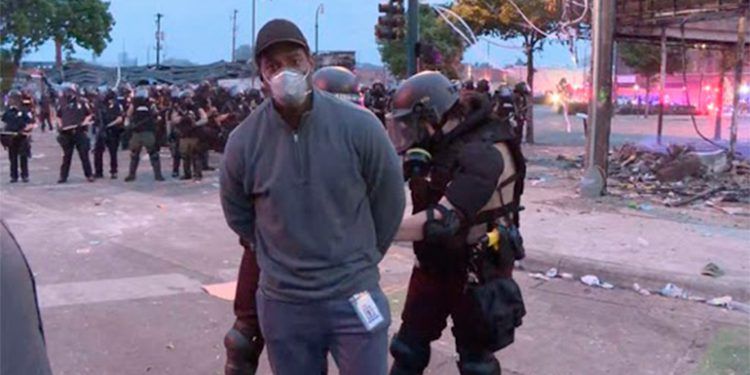 Periodista Omar Jimenez, arrestado mientras trasmitía en vivo.&nbsp;