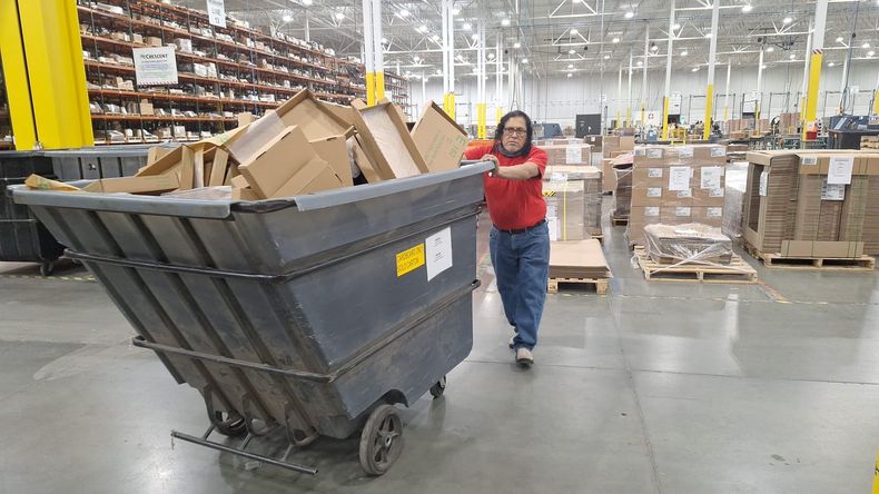 Pedro Montoya empuja una gigante carreta en el almacén donde trabaja en una ciudad de Ohio, Estados Unidos. Cortesía.