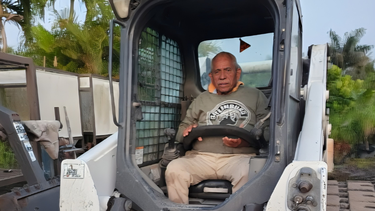 A los 76 años, a Aníbal Espinoza le salen trabajos puntuales. “Le hago de todo”, dice. Aquí aparece operando un montacarga. Cortesía.