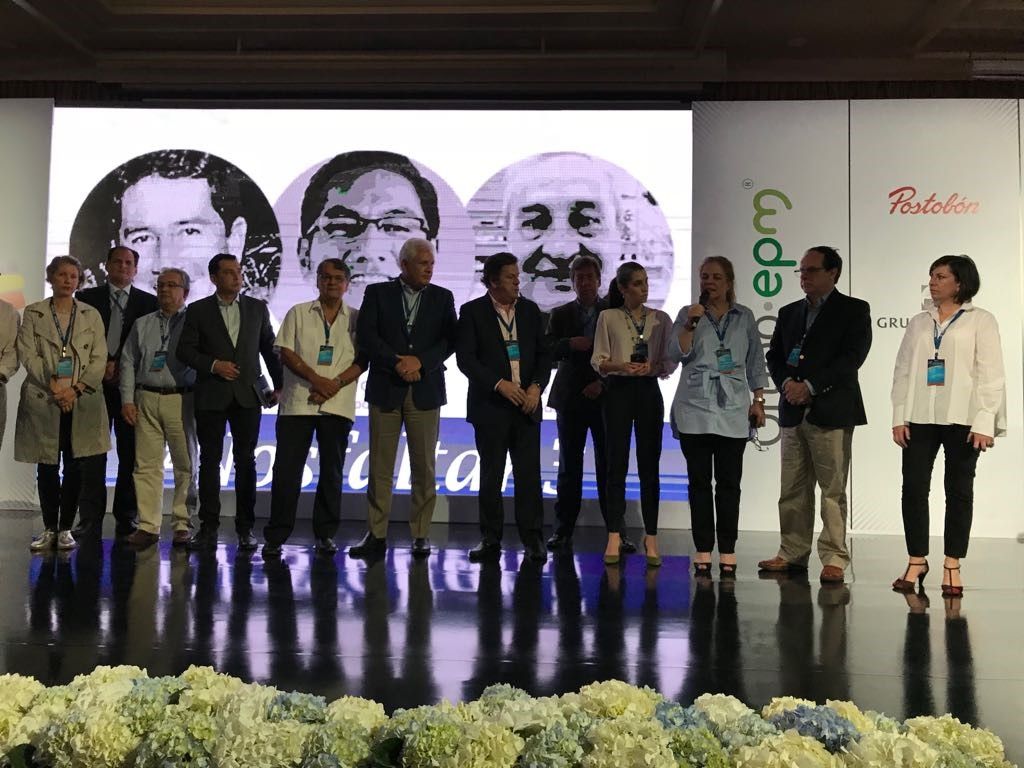 Periodistas y medios de comunicación de Ecuador y Colombia presentes en la reunión de la SIP en Medellín declararon su unidad y solidaridad ante el asesinato de Javier Ortega, Paul Rivas y Efrain Segarra, así como con sus familiares y colegas de diario El