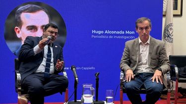 O Diretor do Departamento de Ciências da Comunicação e Jornalismo da UCA, Hernán Cappiello, juntamente com o jornalista do jornal La Nación, Hugo Alconada Mon, durante o segundo dia do congresso anual do CLAEP na quarta-feira, 28 de maio.