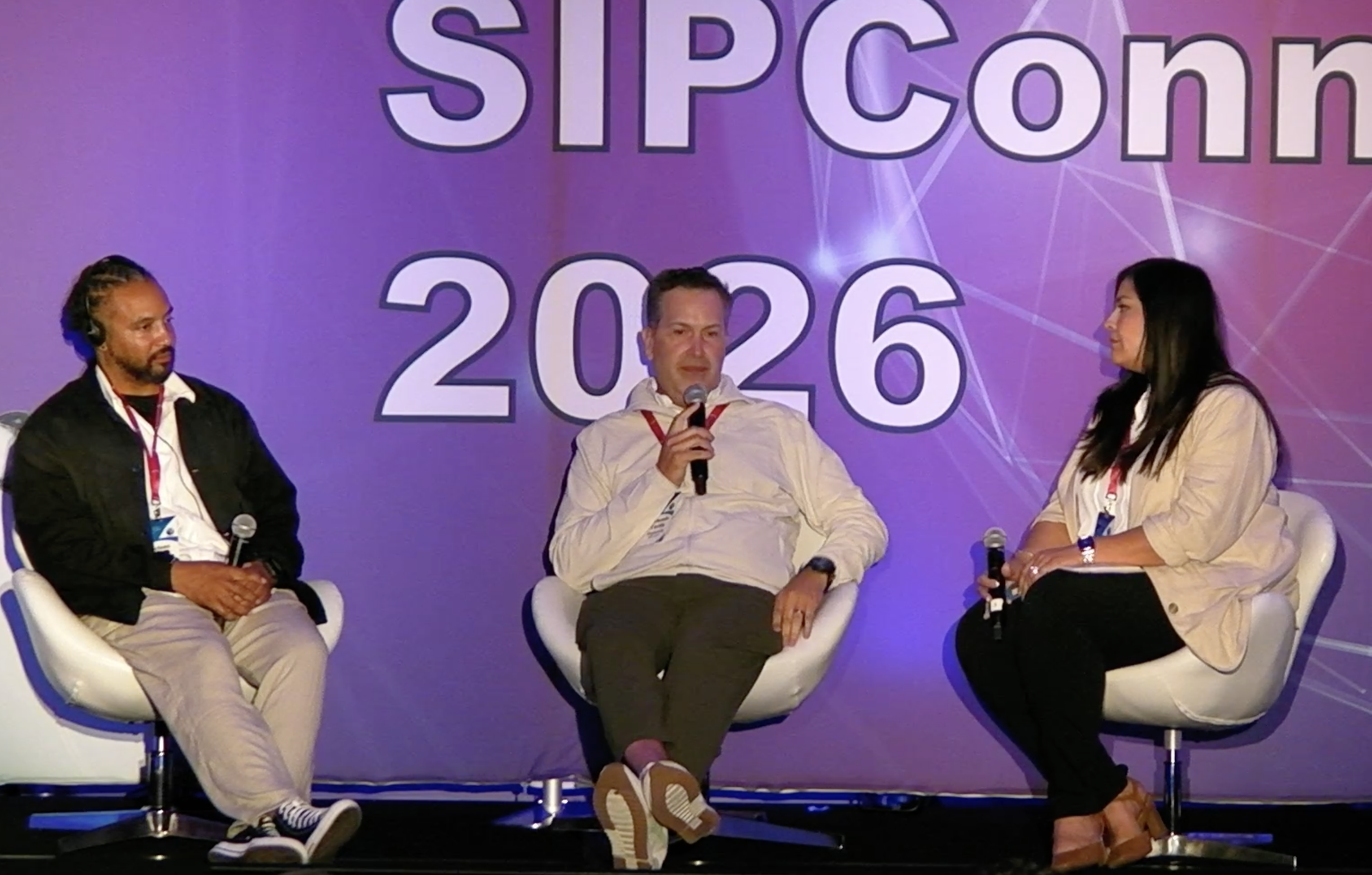De izquierda a derecha, Delano Massey, editor ejecutivo de Axios Local, Estados Unidos; Armando Castilla, director de Vanguardia, México y Mariana Belloso, gestora de Proyectos de la Sociedad Interamericana de Prensa (SIP). &nbsp;