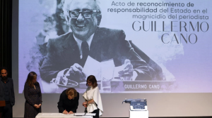 Ana María Busquets de Cano firma el acuerdo de cumplimiento de las recomendaciones. (Foto&nbsp;EFE, Mauricio Dueñas Castañeda)