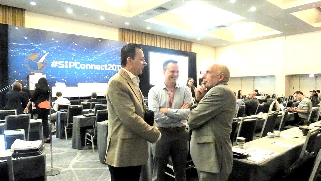 Mario García, a la derecha, conversa con dos participantes en la conferencia de medios y servicios digitales SIPConnect2017.