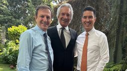 Em outubro de 2024, durante uma pausa em liberdade, com José Rubén Zamora, no centro, ao lado do seu filho José Carlos Zamora.