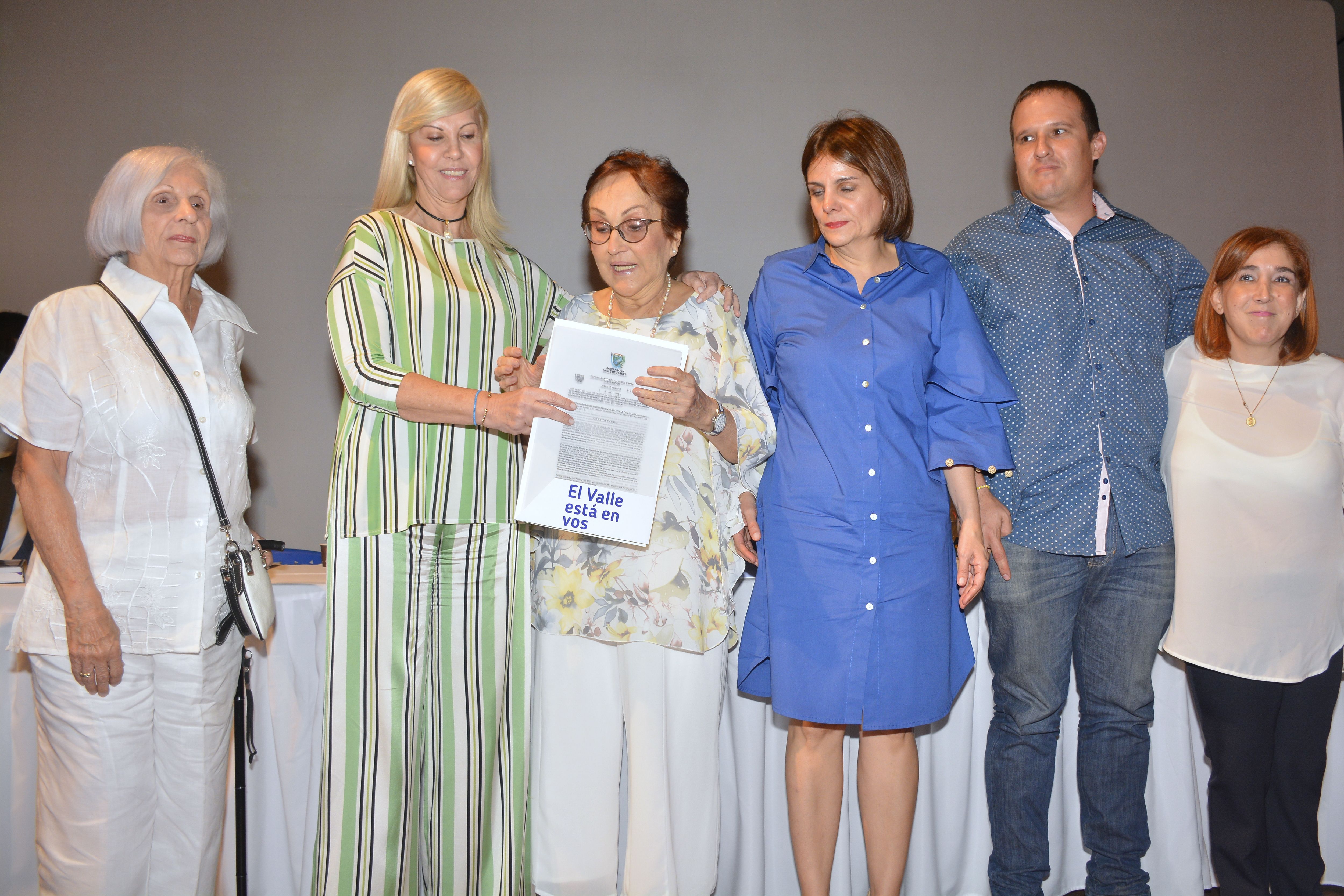 The Governor of Valle del Cauca, Dilian Francisca Toro (second from left) delivers an official document to Gerardo Bedoyas sister, Clara Bedoya Borrero. She is accompanied by Lía Bedoya Borrero, sister and other relatives of the murdered journalis