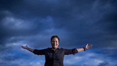 Yahaciela Barrera Álvarez es periodista originaria de Bluefields, en el Caribe sur de Nicaragua. Aunque a veces el cielo se pinte de gris, ha aprendido a lidiar con la soledad y la adversidad, a encontrarse a sí misma y a brillar con luz propia.