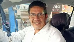 O jornalista ferido pelos tiros conseguiu dirigir seu carro até um hospital, onde se encontra em estado crítico. (Foto do jornal El Telégrafo).