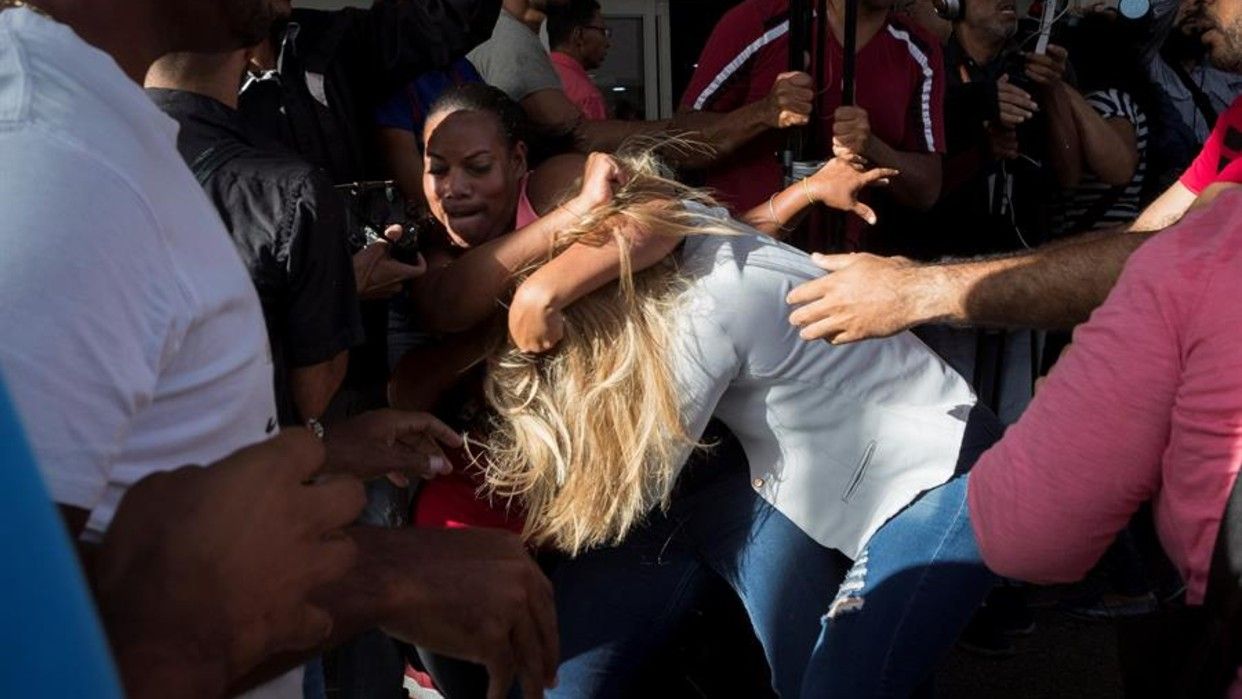 Ataque contra la periodista&nbsp;Nurelyin Contreras. Foto EFE / Rayner Peña