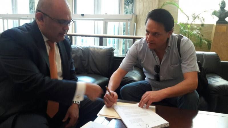 Fernando Villavicencio firma su solicitud de asilo. (Foto tomada de Twitter Plan V.)