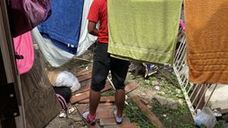 Yakal, miskito exiliado en Costa Rica, se lesionó el pie izquierdo trabajando en construcción.