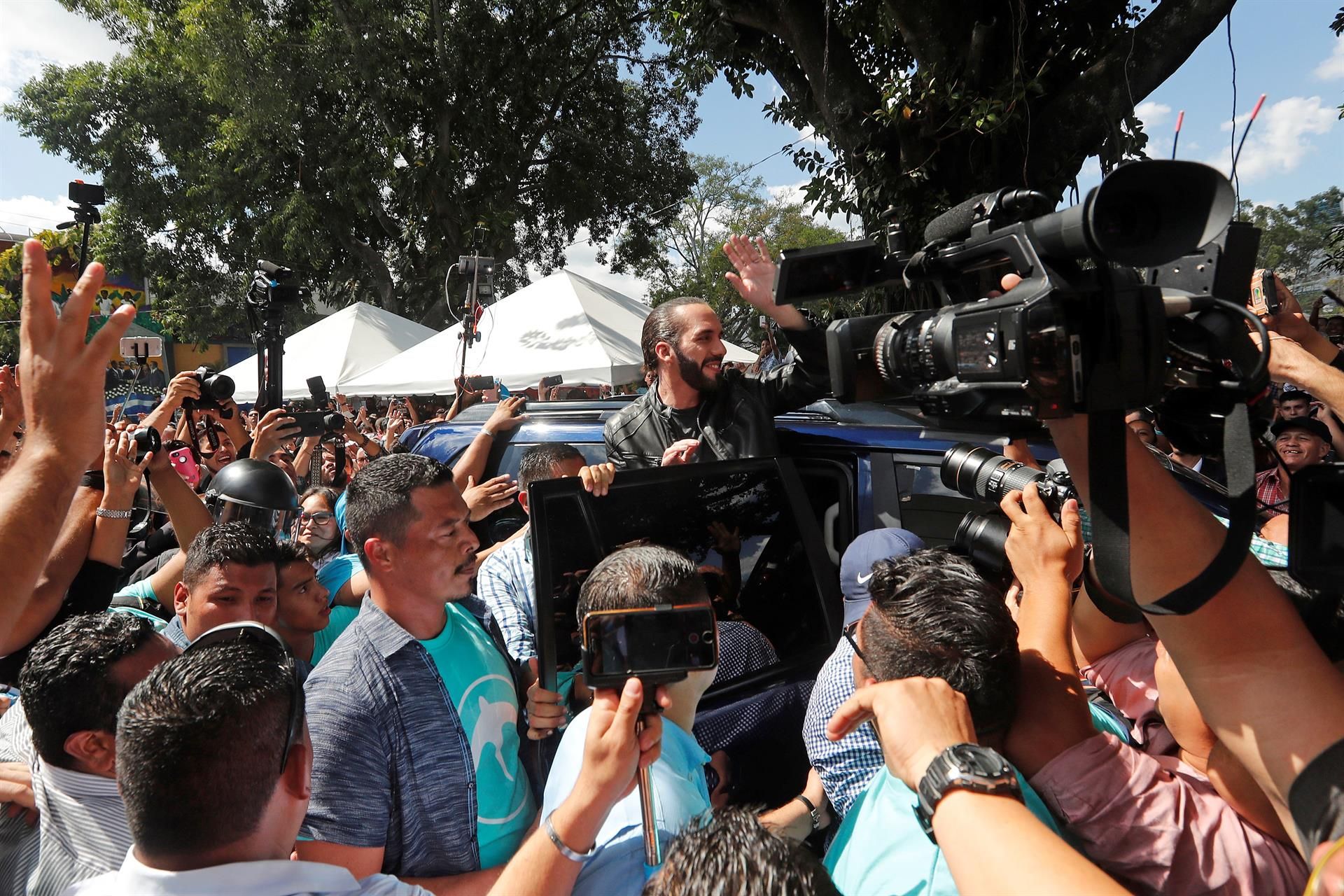 El Salvador - Bukele y periodistas - Foto tomada de Divergentes.jpg