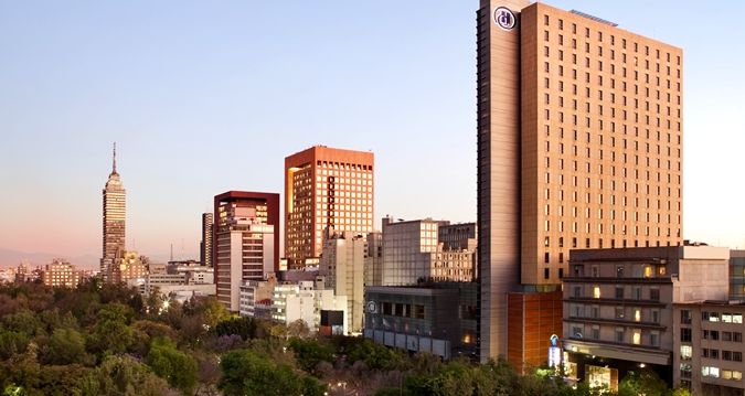 El hotel Hilton Reforma con la Torre Latinoamericana al fondo.