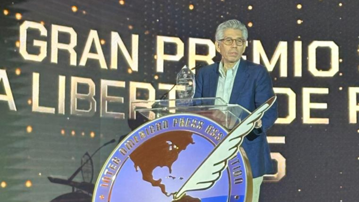 Daniel Coronell pronuncia su discurso de agradecimiento por la distinción recibida de parte de la Sociedad Interamericana de Prensa.