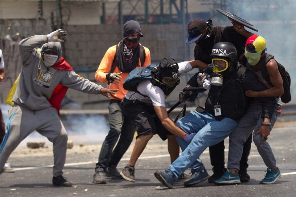 IPYS-Guia-Proteccion-periodistas-960x640.jpg