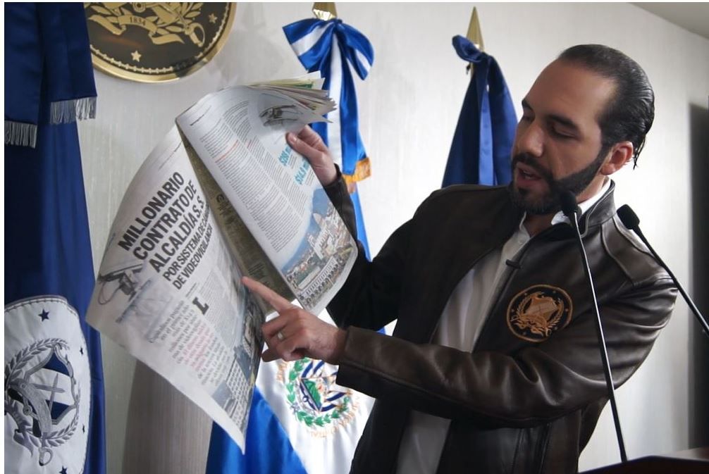 The mayor shows an article in La Prensa Gráfica in which he alleges he was slandered. (Photo of elsalvadornoticias.net)