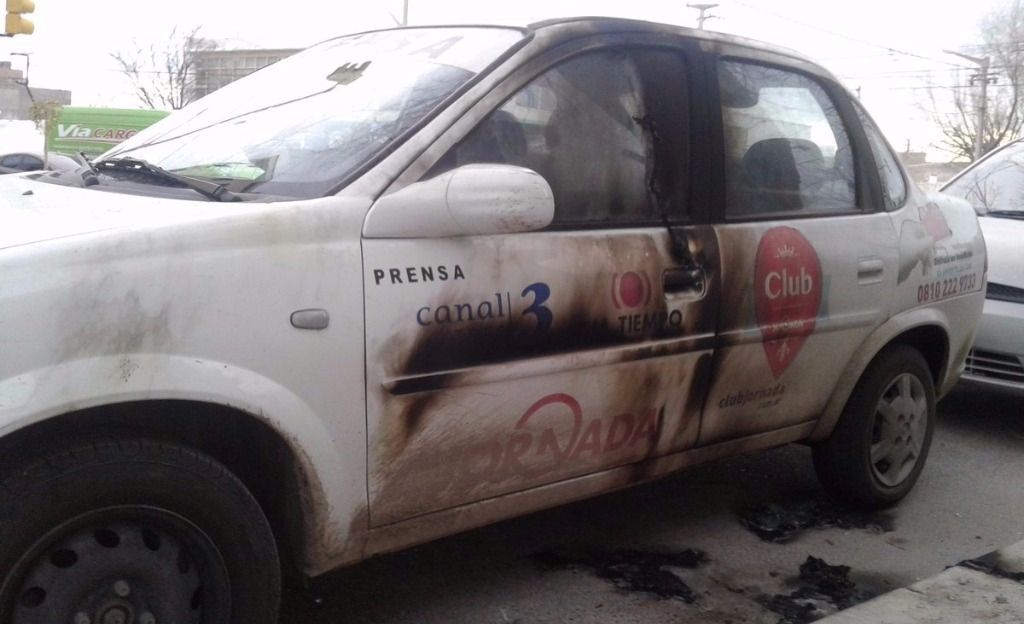 El vehículo estaba estacionado en una esquina del edificio donde funciona el medio.&nbsp;(Foto Twitter @barciaml)