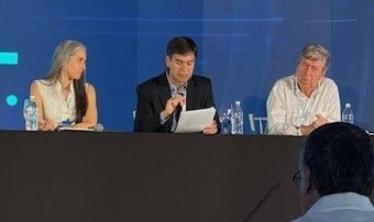 Daniel Dessein, de La Gaceta, Argentina, lee las Conclusiones de la asamblea anual de la SIP. A la izquierda, Gabriela Vivanco, presidente del Comité Ejecutivo de la SIP y el expresidente de la organización, Roberto Rock.