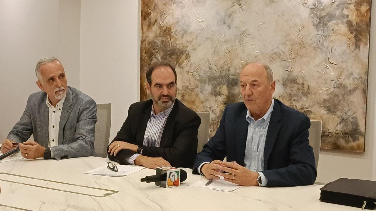 IAPA delegation: Carlos Jornet, Michael Greenspon and Ricardo Trotti.