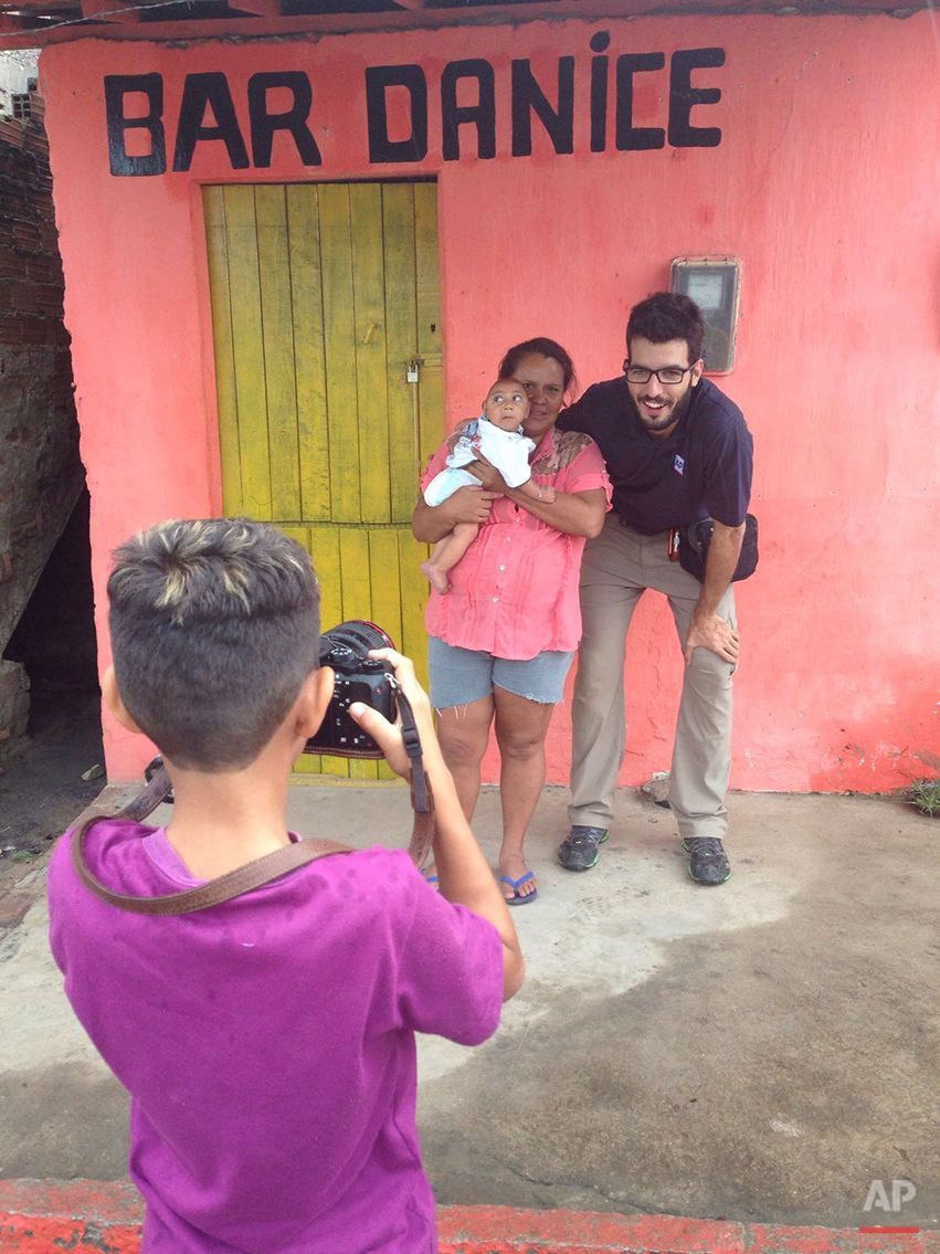 Felipe Dana, fotógrafo de AP, junto a Daniela Ferreira y su bebé.
