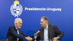 Carlos Jornet, First Vice President of the IAPA and Yamandú Orsi, President of Uruguay.