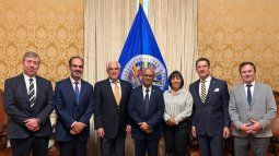 O secretário-geral da OEA, Albert Ramdin (ao centro), recebeu a delegação da SIP.
