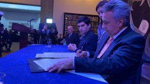 El presidente Lenín Moreno al momento de firmar la Declaración de Chapultepec. (Foto RT/SIP)
