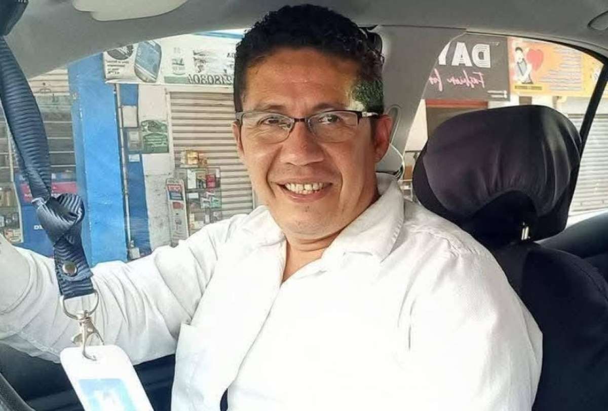 O jornalista ferido pelos tiros conseguiu dirigir seu carro até um hospital, onde se encontra em estado crítico. (Foto do jornal El Telégrafo).