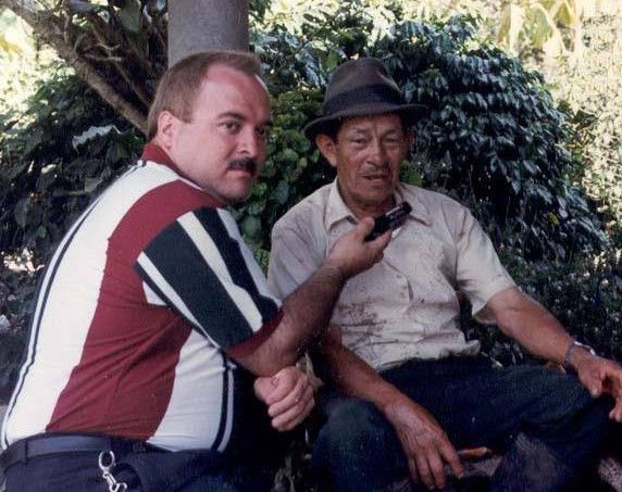 Nelson Carvajal en el ejercicio de su profesión como periodista antes de su asesinato en 1998.