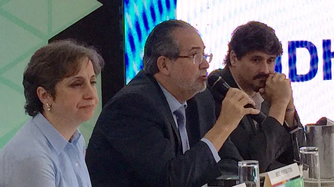Carmen Aristegui (México), Miguel H. Otero (Venezuela) y José Luis Sanz (El Salvador), comparten en un panel.