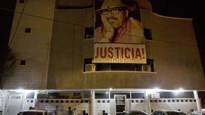 Fachada del semanario Riodoce de Culiacán en el estado de Sinaloa muestra una pancarta con la imagen de su colega asesinado,&nbsp;Javier Valdez. (Foto Enric Marti/AP)
