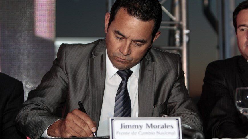 Jimmy Morales firmando Chapultepec