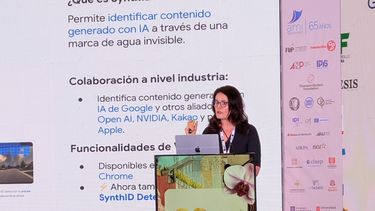 Fabiana Zanni, directora de News Partnerships de Google para América Latina, durante su presentación en la 82 Asamblea General de la SIP el 24 de octubre en Bogotá.