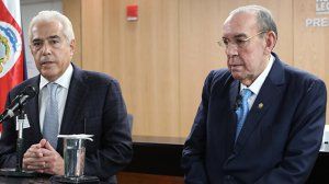 José Roberto Dutriz, presidente de la SIP y Rodrigo Arias Sánchez, presidente de la Asamblea Legislativa. (Gentileza Asamblea Legislativa.)