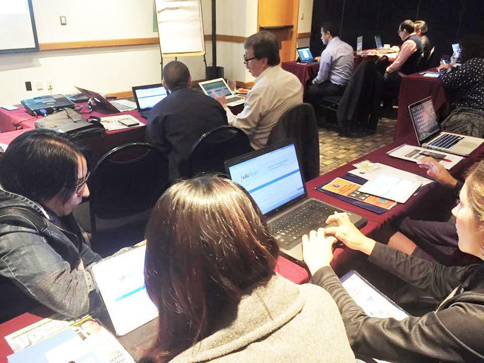 Os participantes do seminário durante o primeiro dia da conferência .